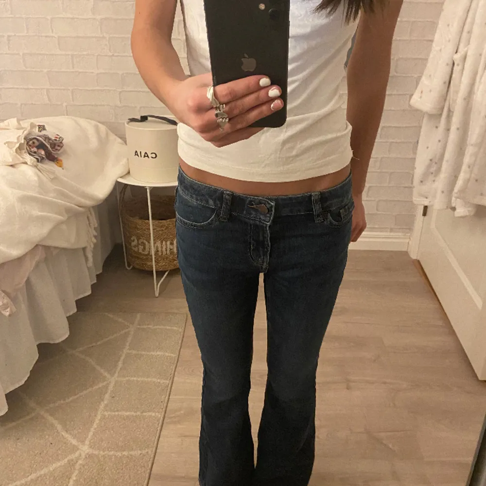 Jättefina bootcut jeans, säljer pga att dom tyvärr är lite små. Storlek 152 (11-12 år) Klippt upp sömmen för att göra dom lite längre 💘. Jeans & Byxor.