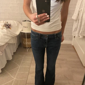 Blåa jeans  - Jättefina bootcut jeans, säljer pga att dom tyvärr är lite små. Storlek 152 (11-12 år) Klippt upp sömmen för att göra dom lite längre 💘