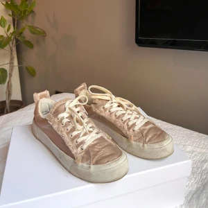 Rosa sneakers 🩷 - Rosa sneakers från Zara i strl 38 😊👌🏽 Använda fåtal gånger. Köparen står för frakt. 