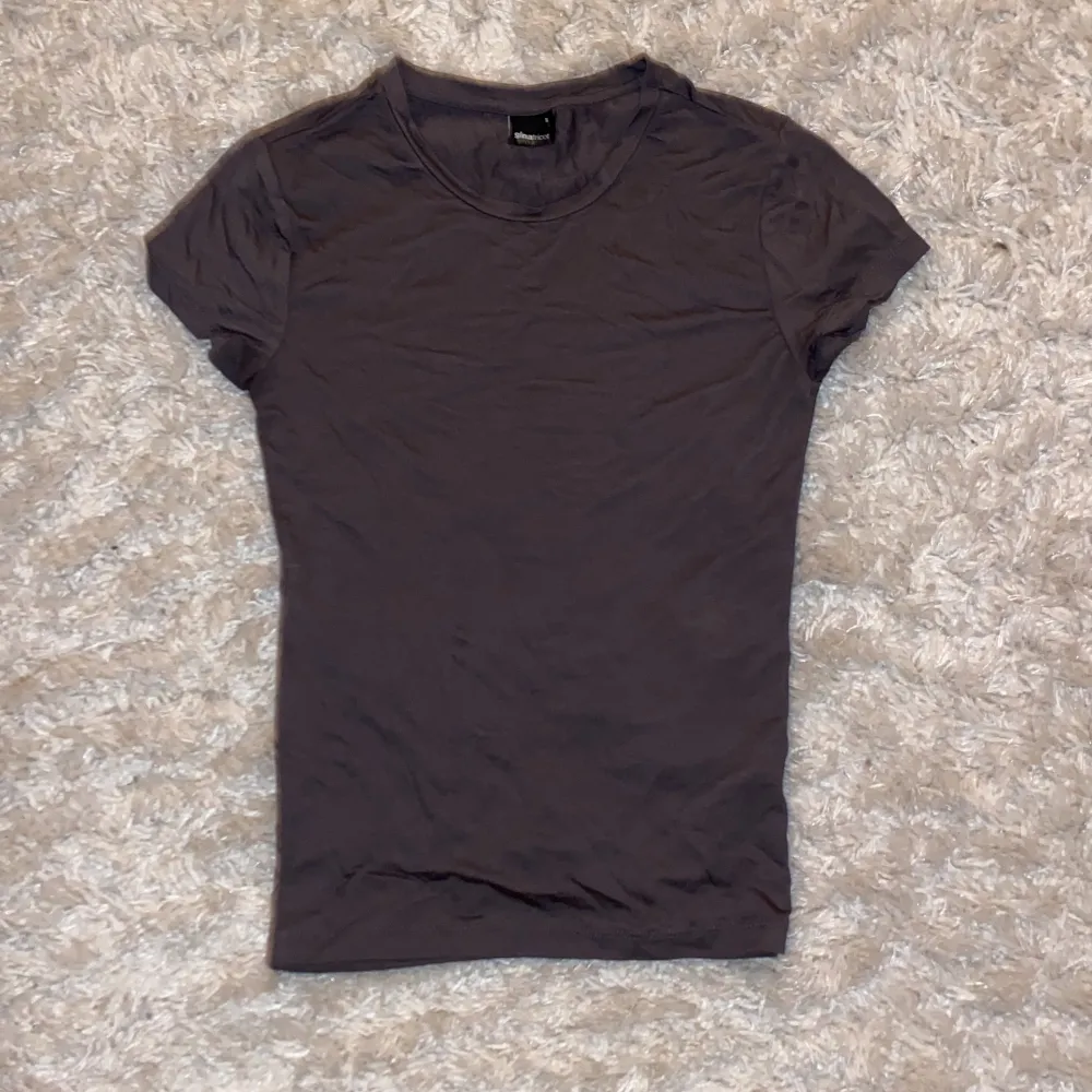 En ”soft touch” t shirt som är brun o är i storlek S. Den är i bra skick och använd ett få antal gånger! . T-shirts.