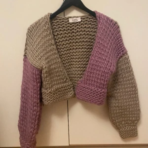 Stickad kofta - Stickad kofta som jag köpte utomlands från en kvinna som stickade olika plagg  Den är i storlek S/36 