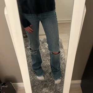 Blåa jeans - Säljer mina superfina jeans från Pull&Bear då dem tyvärr är lite för tajta i midja. Passar någon som är 162-168 cm💕