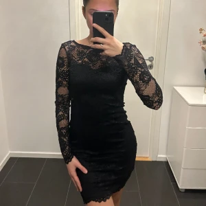 Svart festklänning - Knappt använd! Storlek: 34