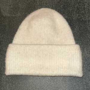 Mössa - Säljer min jätte fina samsøe samsøe mössa i färgen whisper white(krämvit)! Använd 2 gånger. Säljer för att jag fick en annan mössa så den används inte. Inga sminkfläckar och ser helt oanvänd ut! Priset kan diskuteras!💞