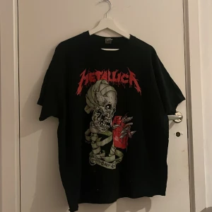 Metalica t-shirt  - Jag köpte den för Norges månader sen!! Typ aldrig använt. Använt gärna köpa nu!! Fråga om du vill ha information