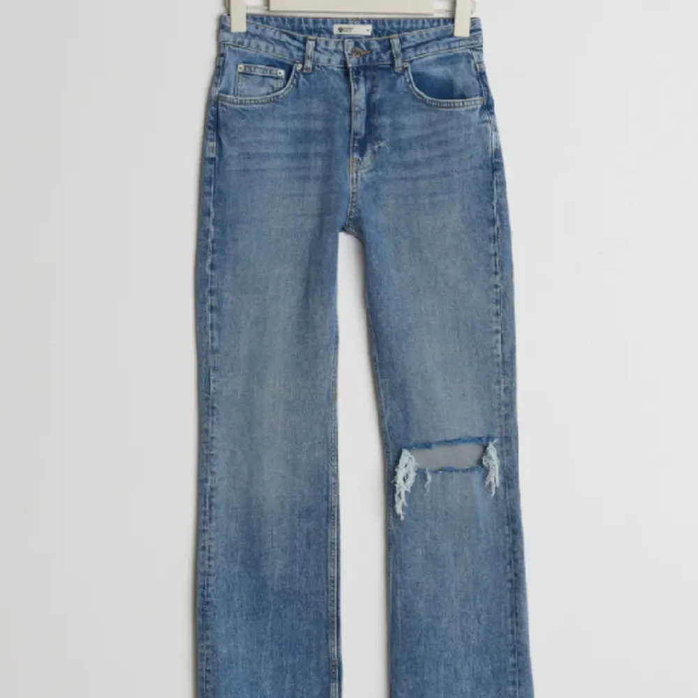 Säljer dessa skit snygga populära botcut/ flare jeans då de inte passar mig. De är nästan aldrig använda och har inget märke på användning! Pris kan diskuteras.De är i storlek 32 petit!. Jeans & Byxor.