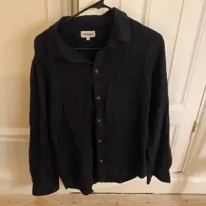 Snygg linneskjorta från weekday i mörkblå, lite tjockare linne, nypris 700