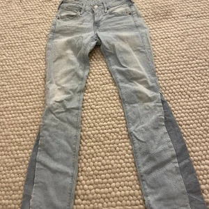 Lågmidjade true religion jeans - Jättesnygga jeans som sitter hyfsat tajt med är fortfa stretchiga. Jeansen var skinnet innan så därför sydde jag upp de till bootcut. Frakten ingår i priset❤️