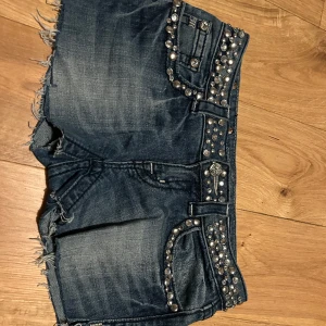 Miss me shorts - Jag säljer nu mina klippta miss me short i stl 25 skulle säga XS/S. Eftersom jag klippt dom själv är dom inte perfekta men fortfarande skit snygga. Säljer pga av att jag aldrig använder dom. 