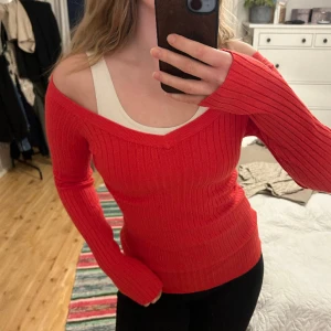 Stickad tröja - Röd finstickad/ribbstickad tröja
