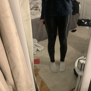 Maya delores byxor - Använda men är i bra skick förutom att dom har ett hål i västra benet (bild 3) men det är ingen man ser om man har ridstrumpor eller ridstövlar. Dom är ”helskoda” (tror de heter så). Nypris: 800, mitt pris: 350.