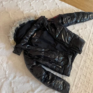 lack jacka - jag har sytt på pälsen på luvan själv! andvänt ett par gånger men köpte den i år.
