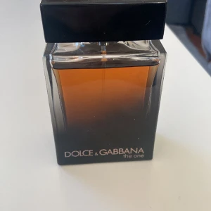 Dolce & Gabbana the one - Hej säljer nu min dolce & gabbana the one 100ml, bara använt ett fåtal sprut som syns på bilden. Kontakta mig vid eventuella frågor.