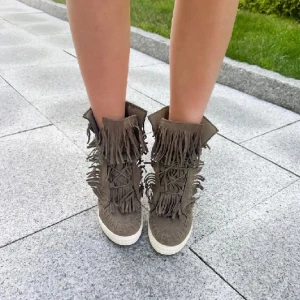 Kilklackar med fransar - Säljer nu mina otroligt snygga kilklackar med fransar! Inga defekter utan känns och ser helt nya ut.  Första bilden är lånad, resten egna🌟