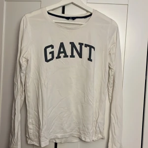 Sweatshirt  - En vit Gant sweatshirt tunn i matrialet superskön! 