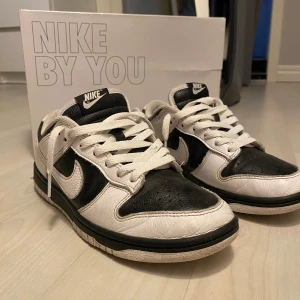 Nike dunk custom reverse panda - Tja säljer nu mina Nike dunks då jag har växt ur dem strlk 39 har använt dem 6-8 gånger skick 8,5/10.😁 pris kan diskuteras