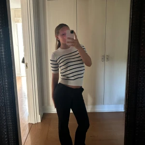 Stickad t-shirt  - Säljer min randiga sticksde t-shirt från zara💕 