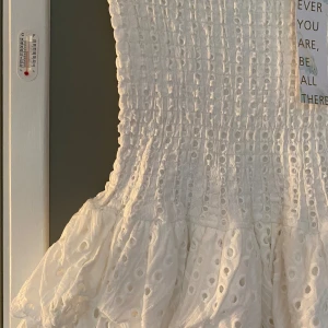 Söt sommar klänning utan band.  - Söt vit spets klänning! 