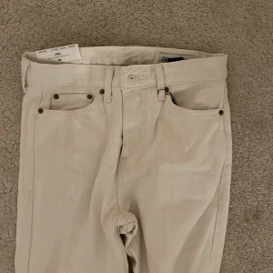 Vita jeans  - Såå snygga vita jeans ifårn zara som jag köpte men som tyvärr inte passade, aldrig använda!