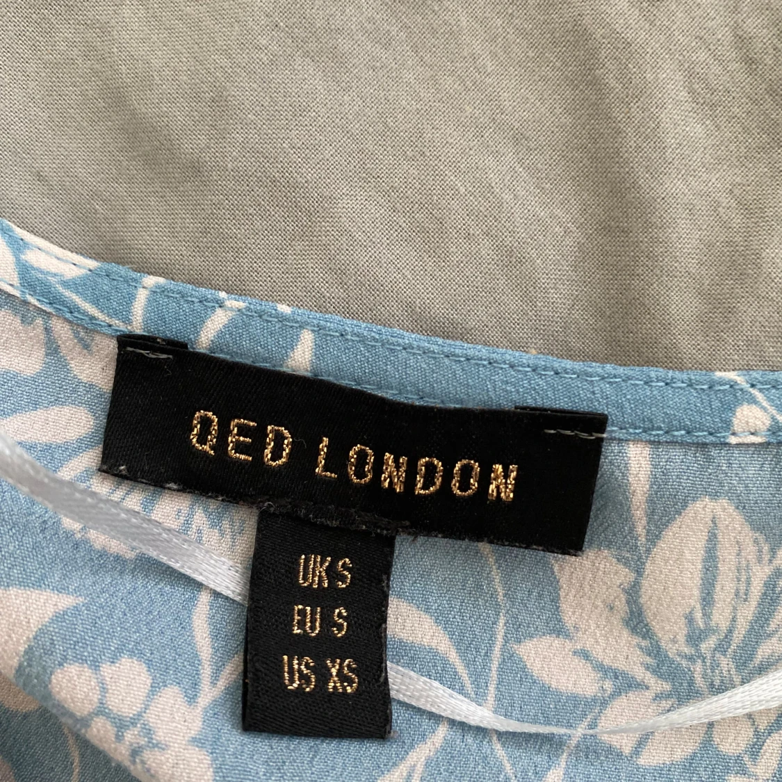 Söt blå blommig blus - 91