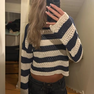 Randig stickad tröja  - Blå och vit randig lös stickad tröja 