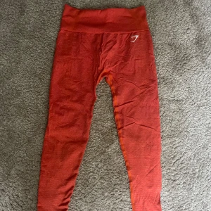 Gymshark byxor - Inte använda särskilt mycket och i fint skick. Mer aprikosfärgade i verkligheten💗
