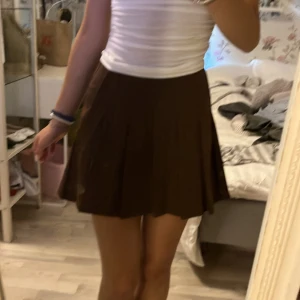 brun skjol -  jättefin brun kjol från h&m! använd några få gånger så den är i jättefint skick🫶🏼 säljer för den är för liten för mig. nypris : 299kr. köparen betalar frakt!