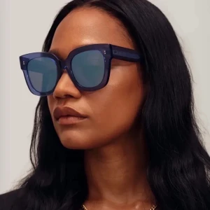 Chimi solglasögon 008 acai  - Chimi solglasögon i modell 008 i spegelglas i blå färg. Fint skick. Fodral och duk medföljer 