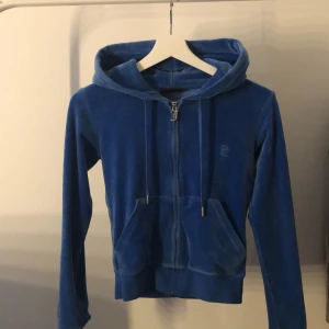Juicy couture kofta - Denna koftan är som ny, den har inga skador osv. Har använt den Max 5 ggr på ett år, original pris 1200kr isch(ej gratis frakt) kom privat om ni e sugna på att köpa🩷