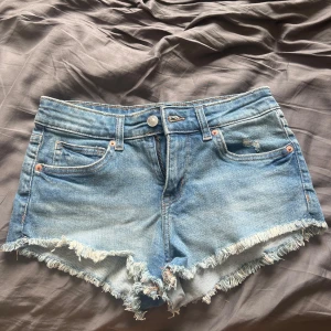 Jeans shorts ”Low waist” - Säljer då de tyvärr blivit försmå. De har inte kommit till någon användning och därav i bra skick💗