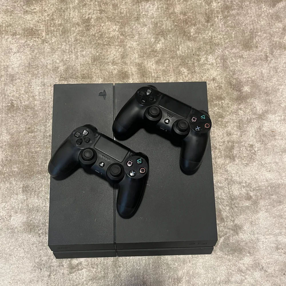 Säljer ett ps4 flat som funger hur bra som helt. Säljer pågrund av att jag köpt ps5 så den kommer inte till någon användning. Snabb affär prioriterar jag, Hör av er vid några frågor.. Övrigt.