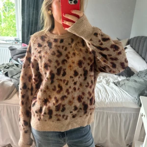 Stickad tröja  - Snygg stickad tröja k leopard mönster💗💗