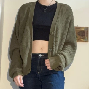 grön kofta - jättefin mossgrön kofta från lager 157 i storlek M men passar på mig som är S-XS. Fint skick, och så mysig