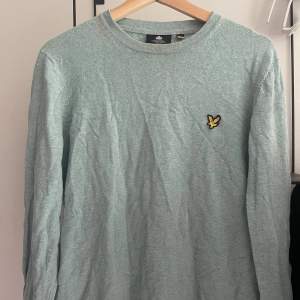 Tröja från lyle & scott, storlek medium, smuts/ missfärgning på höger sida se sista bild, fin och sommrig färg, nypris kanske 600kr, säljer för 100kr då den inte används