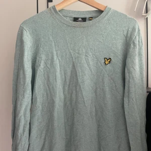 Tröja - Tröja från lyle & scott, storlek medium, smuts/ missfärgning på höger sida se sista bild, fin och sommrig färg, nypris kanske 600kr, säljer för 100kr då den inte används