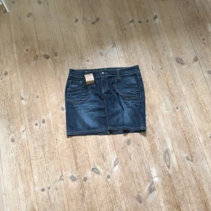 Jeanskjol💙 - Sjukt snygg jeanskjol köpt ifrån Sellpy med lappen kvar, kommer från början ifrån Espirit  säljer p.g.a den är för stor  Inga defekter alls och är i storlek 29