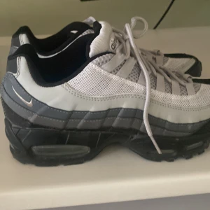 Skor svart och vit Nike  - Jag säljer Nike skor har bara använt på 2veckor a nu passar de inte mig jag säljer för 350kr