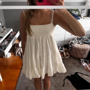 Zara klänning - Jättefin sommarklänning! I storlek M🤍🤍skriv gärna om fler bilder eller funderingar, köparen står för frakten 🤍💗