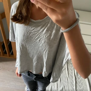 Loose grå T-shirt, skön och perfekt att ha hemma 💋 - 47 cm lång  57 cm bred  Bra skick, skön och mjuk 