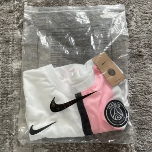 PSG TRÖJA - Hej, säljer denna helt nya Psg tröjan som kommer med tags och påse för endast 299!