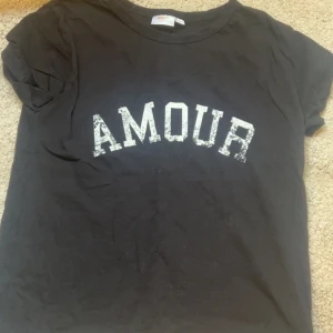 T-shirt❤️ - Jätte gullig t-shirt med skönt Material💗som nyskick,skriv till mig vid funderingar