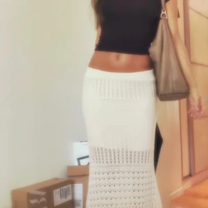 Långkjol - Säljer denna jättefina långkjolen från vila, använd än gång och är i väldigt bra skick!💓💓(jag är 174 och den går ner till marken) 