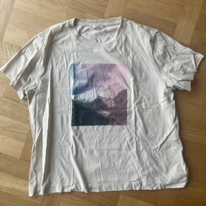 Beige t-shirt med tryck - Beige t-shirt med tryck från Cubus. Storlek XXL. 