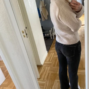 Lågmidjade jeans - Säljer dessa lågmidjade jeansen eftersom de inte kommer till användning, de är köpta här på plick och är ganska så använda🫶 passar mig som brukar ha storlek 36  men kan passa lite större😊