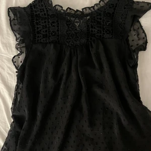 Svart fest topp  - Jätte fin blus som tyvärr inte kommer till användning längre. Passar jätte bra till fester eller till vardagen. Skriv gärna för fler bilder!💕