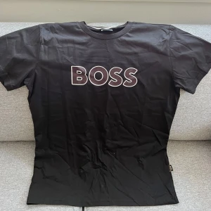 Boss tshirt - Helt ny, aldrig använd passar hur bra som helst för L och XL