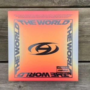 Ateez album - Ateez the world pt 1! Inkluderar album förpackning, cd, photobook, poster, yeosang photocard och hongjoong id photocard. Helt ny och oanvänd🧡