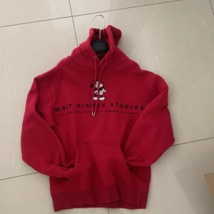 Mysig hoodie - Otroligt mysig micky mousse hoodie i en vacker röd färg. Perfekt för jobb, hemmma mys och så mycket mer. En äkta direkt från Disney store 