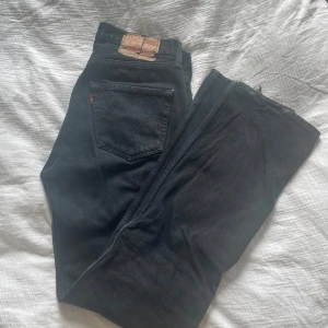 Levis jeans - Svarta midwaist levis jeans. Modell 501 k storlek w31 l34. Bra skick, lite slitna längst ner på byxbenet bak. Långa på mig som är 175. 