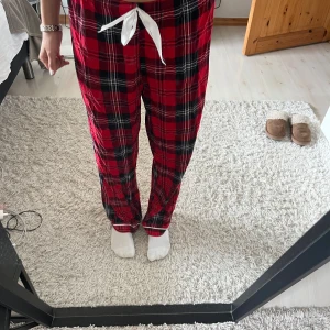 Pyjamasbyxor - Röda pyjamasbyxor från shein. Rutigt med vita och svarta detaljer på det röda. Vitt snöre i siden i midjan. Stl M men mer som S❤️
